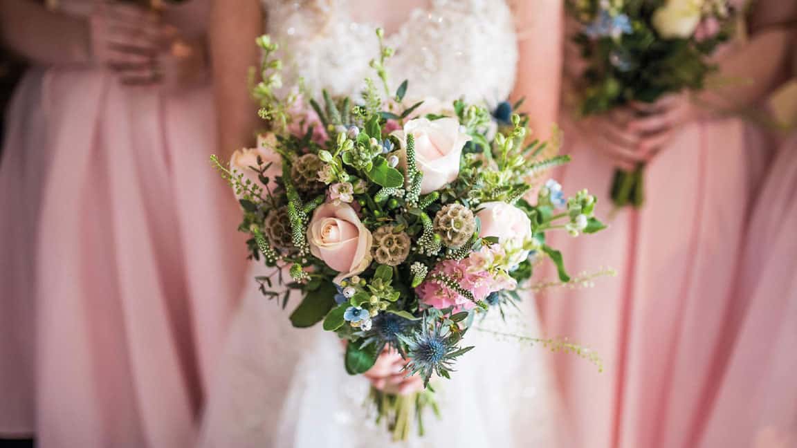 Read more about the article Ways to preserve your Wedding Flowers